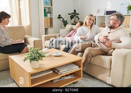 Famiglia con adolescente visitando psicologo Foto Stock