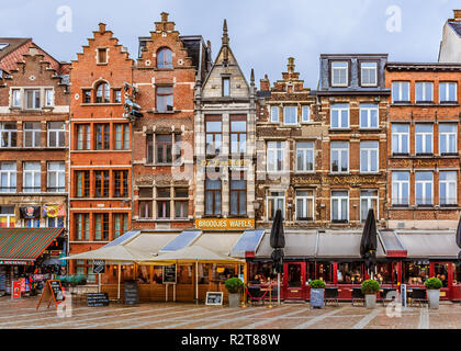 Anversa, Belgio - 18 Gennaio 2015: Anversa cityscape con tradizionali case di mattoni sulla Groenplaats, la storica piazza vicino alla Cattedrale di Nostra Signora Foto Stock