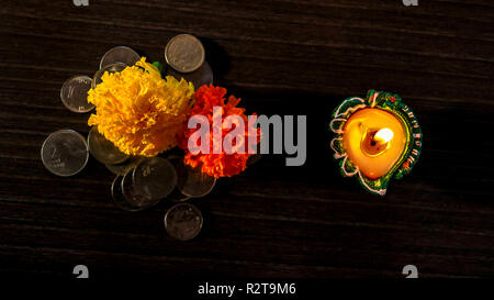 Illuminata diya disposti per celebrare diwali e dhanteras in India Foto Stock