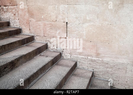 Svuotare vecchia scalinata in cemento vicino al muro di pietra, architettura classica sfondo Foto Stock