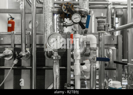 I sensori di misurazione e tubi in fabbrica. apparecchiature presso il caseificio Foto Stock