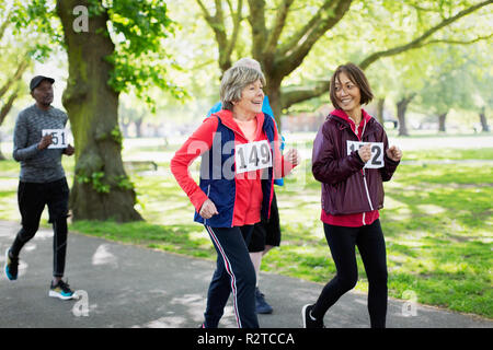 Attiva le donne senior amici power walking sport corsa in posizione di parcheggio Foto Stock