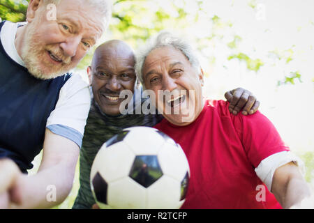 Ritratto di active senior uomini amici che giocano a calcio Foto Stock