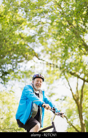 Ritratto fiducioso attivo uomo senior di equitazione in bike park Foto Stock