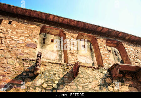 Rovine antiche, Ranthambore Fort, Rajisthan, India. Vista della storia superiore Windows nel vecchio edificio rocca che mostra i dettagli di costruzione Foto Stock