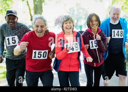 Ritratto entusiasta senior attivo amici in esecuzione gara sportiva Foto Stock