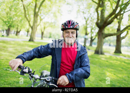 Ritratto fiducioso attivo uomo senior di equitazione in bike park Foto Stock