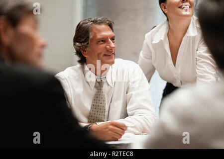 Il gruppo di architetti di brainstorming intorno a un tavolo da conferenza. Foto Stock