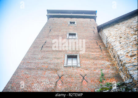 Il castello di Dubovac domina la città croata di Karlovac. In una nebbia di mattina d'estate. Foto Stock