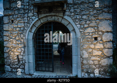 Passerella o cancello sul vecchio castello porta con ragazza turistica in i, Trsat Croazia. Foto Stock