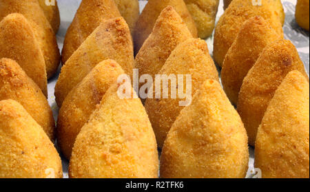 Palle di riso anche chiamato arancini di riso in lingua italiana sono la Tipica specialità dell'Italia meridionale. Le palle di riso vengono fritte in boi Foto Stock