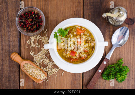 Ciotola bianco di pollo e la zuppa di riso selvaggio con verdure. Foto Studio Foto Stock