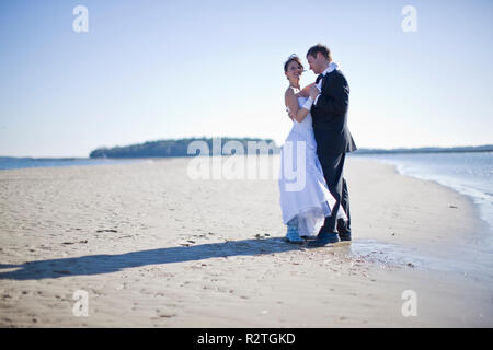 Sposa e lo sposo balli sulla spiaggia Foto Stock