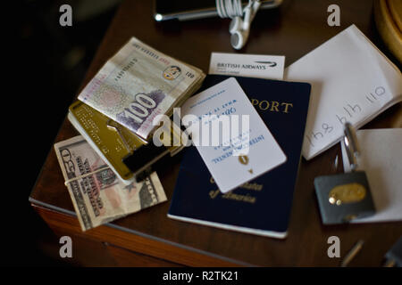Carta di credito, la carta moneta e il passaporto su un tavolo. Foto Stock
