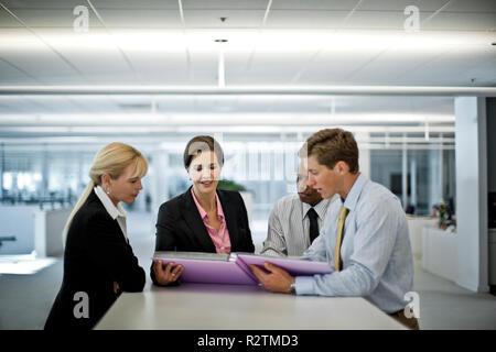 Ufficio lavoratori guardando i file insieme. Foto Stock