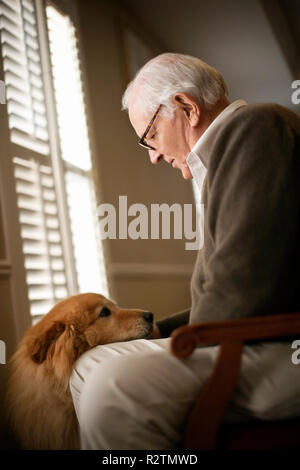 Senior l uomo con il suo cane Foto Stock