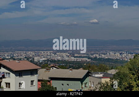 Paesaggio della capitale bulgara Sofia città dalla cima del Monte Vitosha vicino a Simeonovo, Sofia, Bulgaria, Europa Foto Stock