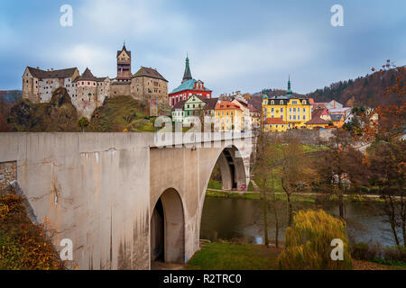 Colorata città e il Castello di Loket over Eger fiume nei pressi di Karlovy Vary Repubblica Ceca in autunno Foto Stock