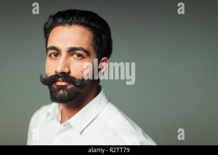 Ritratto fiducioso giovane uomo con i baffi del manubrio Foto Stock