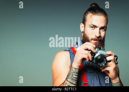 Ritratto hipster uomo con fotocamera retrò Foto Stock