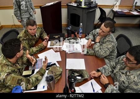 Gli studenti si impegnano reciprocamente nel corso di una discussione di gruppo parte del nuovo volo comandante di bordo del corso, nov. 7, 2018 a base comune, Charleston S.C. Base comune di Charleston è la prima base in Aria Mobilità comando per prendere parte al corso e terzo assoluto nella Air Force. Il corso ha la missione è stato quello di insegnare ai comandanti di volo come essere leader migliori e per contribuire a soddisfare l'obiettivo del gen. David L. Goldfein, Air Force capo del personale, per rivitalizzare squadriglie di volo e di leadership. Foto Stock