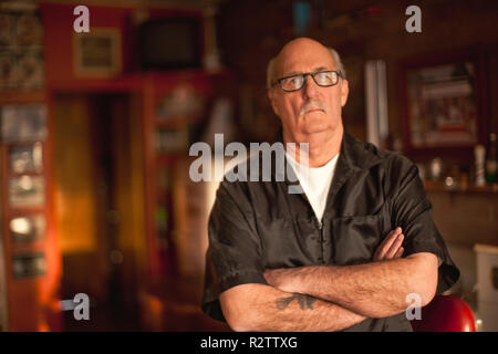 Ritratto di grave uomo maturo con i bracci ripiegati. Foto Stock