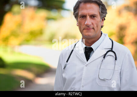 Medico maschio pone per un ritratto in un parco. Foto Stock