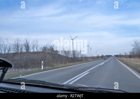 Vista dei mulini a vento che si trovano nei pressi della strada principale. Foto Stock