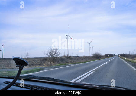 Vista dei mulini a vento che si trovano nei pressi della strada principale. Foto Stock