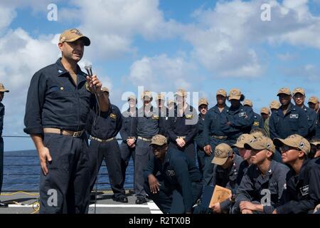 Oceano Pacifico (nov. 4, 2018) Capt. Murz Morris, commander, Destroyer Squadron (DESRON) 21 indirizzi, l'equipaggio della Arleigh Burke-class guidato-missile destroyer USS Stockdale (DDG 106) durante un tutte le mani chiamata sulla fo'c'sle. Stockdale è attualmente in corso di conduzione delle operazioni di routine come parte del Carrier Strike gruppo (CSG) 3 negli Stati Uniti Flotta del Pacifico area di operazioni. Foto Stock