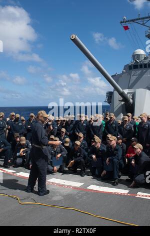 Oceano Pacifico (nov. 4, 2018) Capt. Murz Morris, commander, Destroyer Squadron (DESRON) 21 indirizzi, l'equipaggio della Arleigh Burke-class guidato-missile destroyer USS Stockdale (DDG 106) durante un tutte le mani chiamata sulla fo'c'sle. Stockdale è attualmente in corso di conduzione delle operazioni di routine come parte del Carrier Strike gruppo (CSG) 3 negli Stati Uniti Flotta del Pacifico area di operazioni. Foto Stock