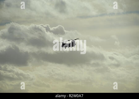 Un RAF Chinook passa sopra le colline di Barton nella Riserva Naturale del Bedfordshire Foto Stock