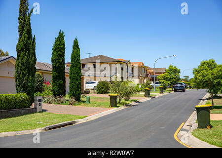 Strada di case e giardini tipici australiani a Parklea, sobborgo della Greater Western Sydney, NSW, Australia Foto Stock