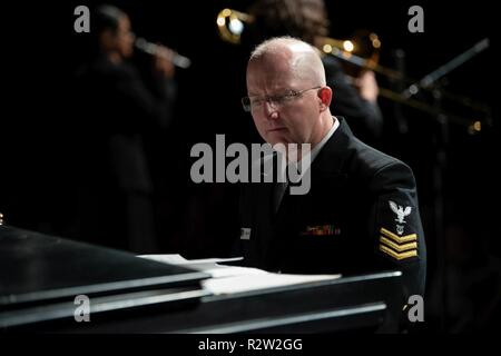 PUNTA GORDA, Fla. (nov. 11, 2018) musicista di prima classe Dan LaMaestra suona il pianoforte durante gli Stati Uniti Navy Commodores banda jazz ensemble in concerto a Charlotte Performing Arts Center. La Commodores sono su un 22-giorno del tour del sud-est degli Stati Uniti, comunità di collegamento alla Marina Militare, sensibilizzazione e sostegno per la Marina Militare e onorando la nostra nazione veterani. Foto Stock