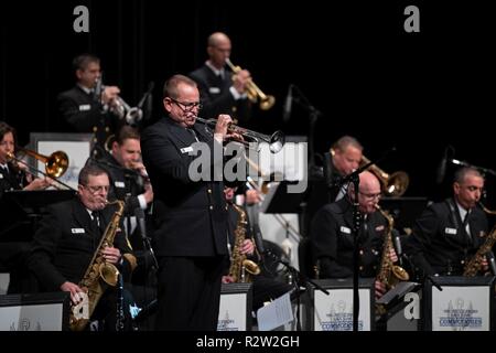 PUNTA GORDA, Fla. (nov. 11, 2018) musicista di prima classe Thomas Eby assoli durante gli Stati Uniti Navy Commodores banda jazz ensemble in concerto a Charlotte Performing Arts Center. La Commodores sono su un 22-giorno del tour del sud-est degli Stati Uniti, comunità di collegamento alla Marina Militare, sensibilizzazione e sostegno per la Marina Militare e onorando la nostra nazione veterani. Foto Stock