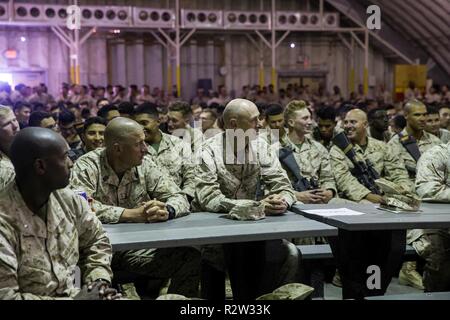 Stati Uniti Marine Lt. Col. Sean Walsh, centro e Sgt. Il Mag. Don Ketcham, sinistra, partecipare a una torta cerimonia del taglio per la 243Marine Corps compleanno sul corpo della Marina di Massa aria centro di combattimento ventinove Palms California, nov. 10, 2018. I marines sono attualmente partecipano in formazione integrata esercizio , una larga scala, combinata-braccia esercizio di formazione destinati a produrre combattere-pronto di forze in grado di operare come un sistema integrato di Marine aria-terra task force. Walsh e Ketcham sono il comandante e il sergente maggiore della Marina Wing Support Squadron 274, Marine Aircraft Group 29, 2Ia marino Foto Stock