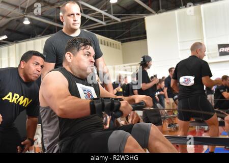 SCHOFIELD caserma, Hawaii - Staff Sgt. David Trinidad, assegnato al Fort Steward guerriero battaglione di transizione compete nel 2018 Pacific Regional Prove finali di canottaggio, nov. 9, presso la famiglia palestra. Canottaggio indoor è un nuovo adaptive ricondizionamento attività in questo anno le prove che offre entrambi i training di forza e benefici cardiovascolari per tutti i tipi di carrozzeria e i livelli di fitness. Un centinaio di feriti, malati o feriti active duty soldati e reduci dal U.S. Esercito Salute regionale dei comandi nel Pacifico, Atlantico e le regioni centrali di partecipare in una serie di adaptive eventi sportivi di Schof Foto Stock