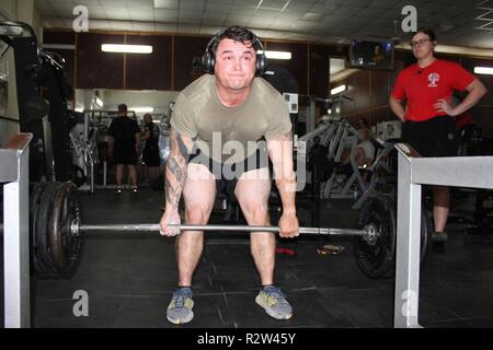 Il personale Sgt. Roberto Manzo di Stewart ceppi della Florida per ottenere un altro deadlift ripetizione in sotto lo sguardo attento del suo compagno di allenamento Cpl. Victoria di lepre Coffeyville, Oklahoma. Entrambi i soldati sono da 321il supporto dei vigili del fuoco e tenere premuto il tasto di accensione il sollevamento dei record in più eventi a Camp Taji, Iraq. Foto Stock