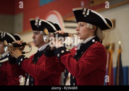 Un soldato assegnato per la Fife e Drum Corps, 3d U.S. Reggimento di Fanteria (la vecchia guardia), suona la tromba durante il giorno dei veterani di celebrazione a Clermont Scuola Elementare di Alexandria, Virginia, nov. 12, 2018. Durante la celebrazione la Fife e Drum Corps hanno eseguito musica specifica per i giorni della Rivoluzione Americana. Foto Stock