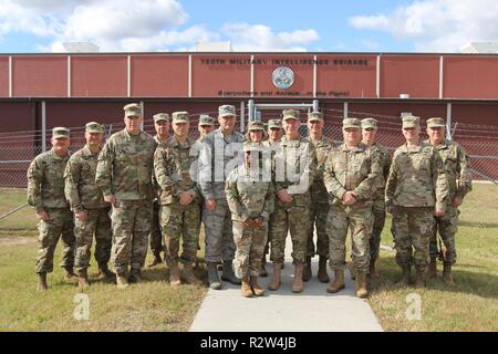 FORT GEORGE G. MEADE, Md. - Esercito Nazionale soldati di guardia assegnato alla Task Force Echo ha ospitato illustri visitatori da casa loro membri al fine di aggiornarli sulla Cyber Enterprise e le loro operazioni a sostegno degli Stati Uniti Cyber Command e il Cyber missionario nazionale in vigore presso il 780th Intelligenza militare (MI) Brigata (Cyber) sede, Novembre 2 e 3. Foto Stock