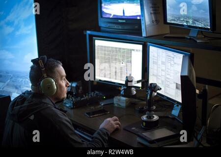 Damon Themely, un istruttore pilota con il dodicesimo Training Squadron, insegna un allievo pilota in un T-38C Taloni simulatore di volo a base comune San Antonio - Randolph su nov. 8, 2018. Istruttore piloti hanno la possibilità di modificare l'ambiente e condizioni di volo per gli studenti, creando sfide uniche per loro di superare. Foto Stock
