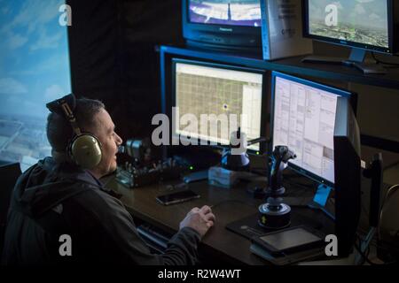 Damon Themely, un istruttore pilota con il dodicesimo Training Squadron, insegna un allievo pilota in un T-38C Taloni simulatore di volo a base comune San Antonio - Randolph su nov. 8, 2018. Istruttore piloti hanno la possibilità di modificare l'ambiente e condizioni di volo per gli studenti, creando sfide uniche per loro di superare. Foto Stock