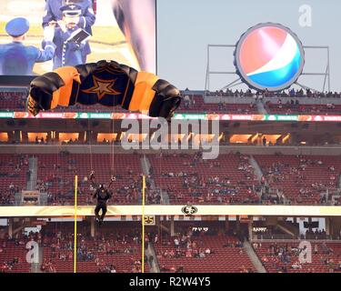 Gli Stati Uniti Esercito di cavalieri d'oro team paracadute da Fort Bragg, North Carolina, salto in Levi's Stadium prima del San Francisco Forty-Niners e New York Giants lunedì sera il gioco del calcio a Levi's Stadium di Santa Clara, California, nov. 12, 2018. Il Golden Knights eseguita in onore di veterani di giorno e di sostenere la National Football League omaggio alla campagna di servizio. Foto Stock