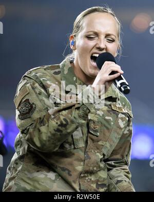 Stati Uniti Air Force Airman 1. Classe Kayla Highsmith, un cantante con gli Stati Uniti Air Force Band del Golden West, esegue durante il tempo di emisaturazione del San Francisco Forty-Niners e New York Giants lunedì sera il gioco del calcio a Levi's Stadium di Santa Clara, California, nov. 12, 2018. La band ha suonato in onore di veterani di giorno e a sostenere la National Football League omaggio alla campagna di servizio. Foto Stock