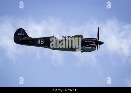 Un P-40N Warhawk esegue in corrispondenza delle ali su Homestead Air e Space Show ad Homestead Air Base riserva Fla., nov. 4, 2018. La P-40N è verniciato nei colori della American gruppo di volontari conosciuta come il Flying Tigers. Foto Stock