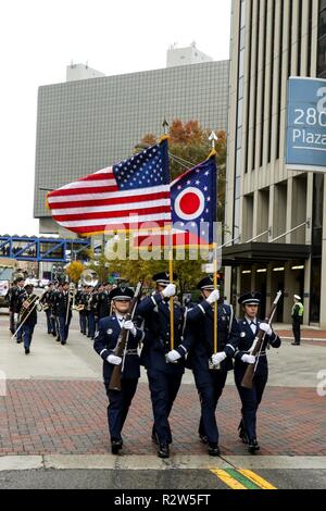 Membri del 121 Air Refuelling Wing forniscono una protezione di colore per i veterani parata del giorno, il Nov 9, 2018 in Columbus, Ohio. Più di cinquanta membri dell'esercito di Ohio e Air National Guard ha supportato l'evento, compresa la protezione del colore, veicoli, la 122a banda armata e dimostranti. Quest'anno la sfilata ha celebrato il centenario della I Guerra Mondiale armistizio e la American Legion centennial. Foto Stock