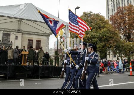 Membri del 121 Air Refuelling ala presente i colori durante un pass e la revisione delle gradinate durante l annuale Giornata dei veterani di parata, il Nov 9, 2018 in Columbus, Ohio. Più di cinquanta membri dell'esercito di Ohio e Air National Guard ha supportato l'evento, compresa la protezione del colore, veicoli, la 122a banda armata e dimostranti. Quest'anno la sfilata ha celebrato il centenario della I Guerra Mondiale armistizio e la American Legion centennial. Foto Stock
