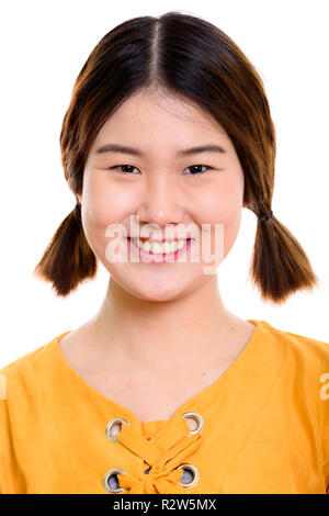 Volto di giovani asiatici felice donna sorridente con pigtail Foto Stock