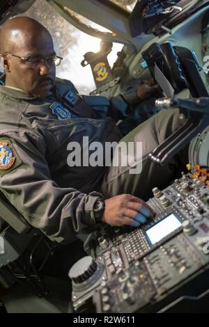 Stati Uniti Air Force Master Sgt. Albert Moreland, una KC-10 Extender tecnico di volo con la 76th Air Refuelling Squadron, 514th aria ala Moblity, effettua una pre-volo check su una KC-10 a base comune Harbor-Hickam perla, Hawaii, nov. 12, 2018. Il 514th è una Forza Aerea di riserva dell'unità di comando in corrispondenza della giunzione baseGuire-Dix Mc-Lakehurst, N.J. Foto Stock