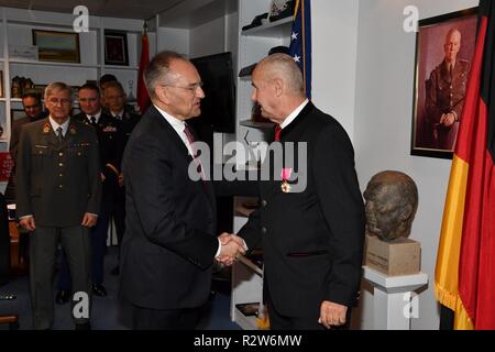 GARMISCH - PARTENKIRCHEN, Germania (nov. 8, 2018) - Dr. Andrew Michta, il Decano del Collegio Internazionale e gli studi di sicurezza al George C. Marshall Centro europeo per gli studi sulla sicurezza, si congratula con l'esercito austriaco Col. Gottfried Salchner, Marshall del Centro sedia austriaca, ricevendo la legione di merito medaglia durante una cerimonia di premiazione organizzata qui nov. 8. (DOD Foto Stock